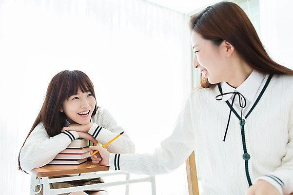 포토 JPG 학생 여학생 여자 교육 교복 교실 학교 청소년 여고생 고등학생 실내 웃음 사람 앉기 동양인 상반신 두명 10대 책 친구 연필 스쿨라이프 마주보기 십대라이프스타일 한국인 책상 십대여자만 국내포토 라이프스타일 옷 가구 관계 모션 학용품 표정 인종 내부 필기구 여자만 십대만 파일형식