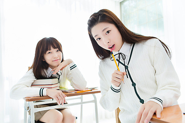 포토 JPG 학생 여학생 여자 교육 교복 교실 학교 청소년 여고생 고등학생 실내 웃음 사람 앉기 동양인 상반신 두명 10대 책 친구 연필 스쿨라이프 십대라이프스타일 한국인 책상 십대여자만 국내포토 라이프스타일 옷 가구 관계 모션 학용품 표정 인종 내부 필기구 여자만 십대만 파일형식