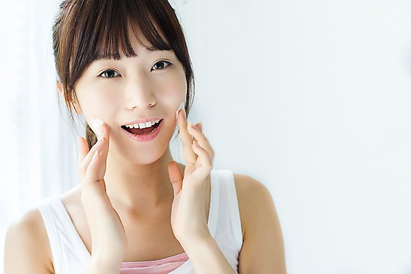 포토 JPG 학생 여학생 여자 청소년 여고생 고등학생 실내 한명 웃음 사람 동양인 상반신 앞모습 10대 뷰티 십대라이프스타일 화장품 한국인 피부관리 바르기 로션 십대여자한명만 국내포토 1 라이프스타일 뷰포인트 모션 표정 인종 내부 여자한명만 십대여자만 파일형식