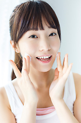 포토 JPG 학생 여학생 여자 청소년 여고생 고등학생 실내 한명 웃음 사람 동양인 상반신 앞모습 10대 뷰티 십대라이프스타일 화장품 한국인 피부관리 바르기 로션 십대여자한명만 국내포토 1 라이프스타일 뷰포인트 모션 표정 인종 내부 여자한명만 십대여자만 파일형식