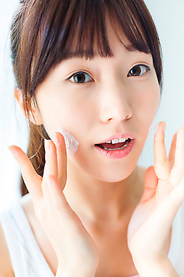 포토 JPG 학생 여학생 여자 청소년 여고생 고등학생 실내 한명 사람 동양인 근접촬영 상반신 앞모습 10대 뷰티 십대라이프스타일 화장품 한국인 피부관리 바르기 로션 십대여자한명만 국내포토 1 라이프스타일 뷰포인트 모션 인종 내부 여자한명만 십대여자만 파일형식