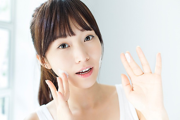 포토 JPG 학생 여학생 여자 청소년 여고생 고등학생 실내 한명 사람 동양인 상반신 앞모습 10대 뷰티 십대라이프스타일 화장품 한국인 피부관리 바르기 로션 십대여자한명만 국내포토 1 라이프스타일 뷰포인트 모션 인종 내부 여자한명만 십대여자만 파일형식