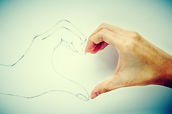 포토 JPG 스튜디오촬영 모양 문양 손 배경화면 백그라운드 무늬 실내 사랑 한명 손짓 근접촬영 신체부위 하트 그림 손그림 국내포토 1 감정 뷰포인트 모션 사람 내부 파일형식