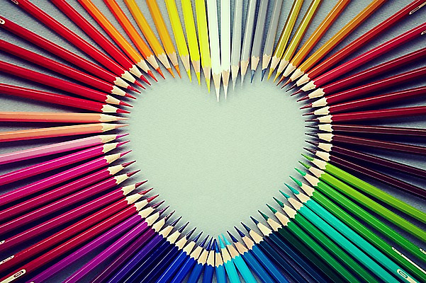 포토 JPG 스튜디오촬영 모양 문양 컬러 백그라운드 무늬 색연필 실내 사랑 근접촬영 사람없음 연필 미술도구 하트 국내포토 감정 뷰포인트 학용품 내부 필기구 오브젝트 파일형식