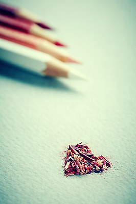 포토 JPG 스튜디오촬영 모양 문양 백그라운드 무늬 색연필 실내 사랑 근접촬영 사람없음 아웃포커스 연필 미술도구 하트 연필심 국내포토 감정 뷰포인트 학용품 촬영기법 내부 필기구 오브젝트 파일형식