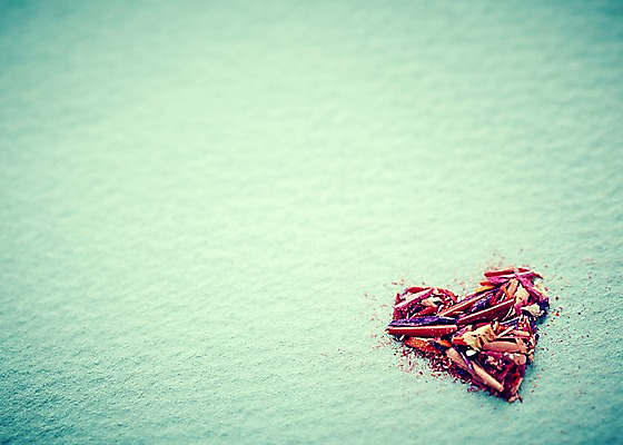 포토 JPG 스튜디오촬영 모양 문양 백그라운드 무늬 색연필 실내 사랑 근접촬영 사람없음 연필 미술도구 하트 연필심 국내포토 감정 뷰포인트 학용품 내부 필기구 오브젝트 파일형식