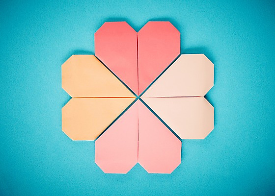 포토 JPG 스튜디오촬영 모양 문양 백그라운드 무늬 실내 사랑 근접촬영 사람없음 하트 네잎클로버 클로버 종이접기 색종이 국내포토 식물 감정 종이 뷰포인트 내부 접기 파일형식