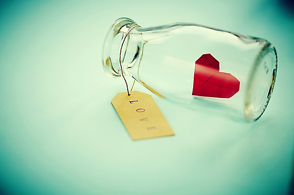 포토 JPG 스튜디오촬영 모양 문양 백그라운드 무늬 유리병 실내 사랑 근접촬영 사람없음 아웃포커스 라벨 하트 병 국내포토 식기 감정 뷰포인트 병_용기 프레임 촬영기법 내부 파일형식