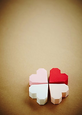 포토 JPG 스튜디오촬영 모양 문양 백그라운드 무늬 실내 사랑 근접촬영 사람없음 하트 네잎클로버 클로버 종이접기 색종이 국내포토 식물 감정 종이 뷰포인트 내부 접기 파일형식