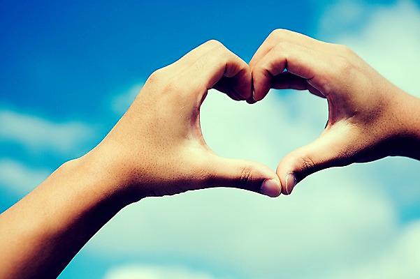 포토 JPG 주간 모양 구름 문양 손 배경화면 백그라운드 무늬 하늘 사랑 한명 손짓 야외 아웃포커스 신체부위 양손 하트 국내포토 자연요소 1 감정 모션 촬영기법 사람 파일형식