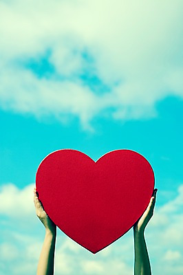 포토 JPG 주간 모양 구름 문양 손 백그라운드 무늬 하늘 사랑 한명 들기 야외 신체부위 양손 하트 국내포토 자연요소 1 감정 모션 사람 파일형식