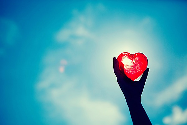 포토 JPG 주간 모양 구름 문양 손 실루엣 배경화면 백그라운드 무늬 하늘 한손 사랑 들기 야외 신체부위 햇빛 반사 하트 국내포토 자연요소 감정 모션 촬영기법 사람 태양 파일형식