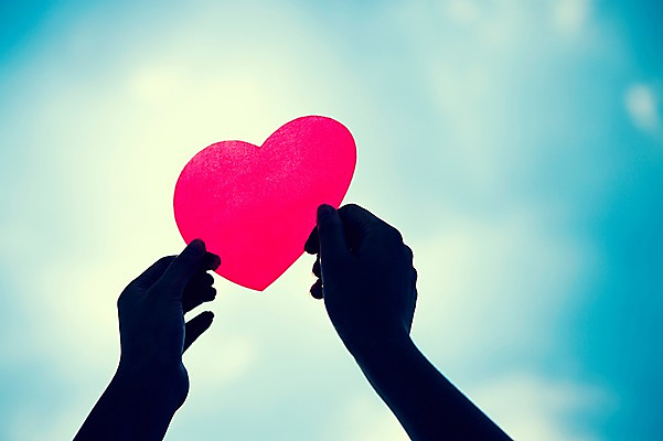 포토 JPG 주간 모양 구름 문양 손 실루엣 배경화면 백그라운드 무늬 하늘 사랑 한명 들기 야외 신체부위 양손 하트 국내포토 자연요소 1 감정 모션 촬영기법 사람 파일형식