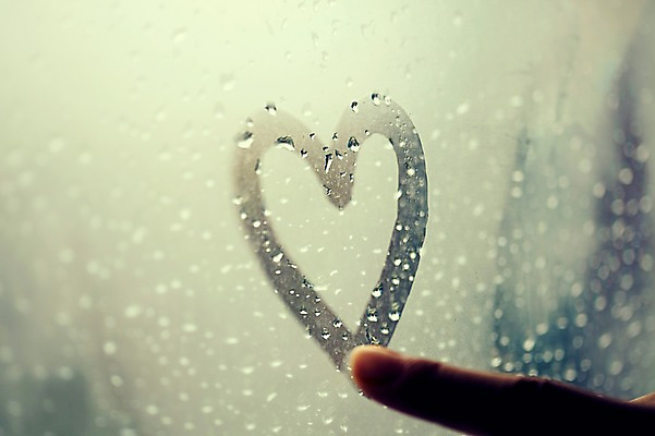 포토 JPG 모양 문양 손 배경화면 백그라운드 무늬 창문 손가락 한손 사랑 근접촬영 아웃포커스 신체부위 하트 국내포토 감정 뷰포인트 촬영기법 사람 파일형식