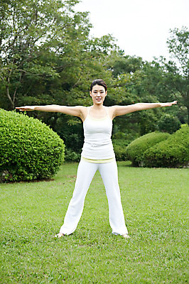 포토 JPG 주간 전신 나무 식물 우먼라이프 라이프스타일 여자 여유 포즈 몸매관리 요가 팔벌리기 휴식 한국 건강 한명 서기 사람 동양인 잔디 성인 야외 운동복 운동 제주도 건강관리 스트레칭 한국인 요가자세 풀 상쾌 여자만 여자한명만 성인여자만 성인만 국내포토 자연요소 1 웰빙 옷 감정 아시아 컨셉 다이어트 모션 관리 인종 생활 파일형식