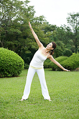 포토 JPG 주간 전신 나무 식물 우먼라이프 라이프스타일 여자 여유 포즈 몸매관리 요가 팔벌리기 휴식 한국 건강 한명 서기 사람 동양인 잔디 성인 야외 운동복 운동 제주도 건강관리 스트레칭 한국인 요가자세 풀 상쾌 여자만 여자한명만 성인여자만 성인만 국내포토 자연요소 1 웰빙 옷 감정 아시아 컨셉 다이어트 모션 관리 인종 생활 파일형식