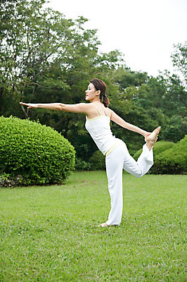 포토 JPG 주간 전신 나무 식물 우먼라이프 라이프스타일 여자 여유 포즈 몸매관리 요가 휴식 한국 건강 한명 서기 사람 동양인 잔디 성인 야외 옆모습 운동복 운동 제주도 건강관리 스트레칭 한국인 요가자세 풀 상쾌 여자만 여자한명만 성인여자만 성인만 국내포토 자연요소 1 웰빙 옷 감정 아시아 뷰포인트 컨셉 다이어트 모션 관리 인종 생활 파일형식