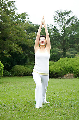 포토 JPG 주간 전신 나무 식물 우먼라이프 라이프스타일 여자 여유 포즈 몸매관리 요가 휴식 한국 건강 한명 서기 웃음 사람 동양인 잔디 성인 야외 운동복 운동 제주도 손들기 건강관리 스트레칭 한국인 요가자세 풀 상쾌 여자만 여자한명만 성인여자만 성인만 국내포토 자연요소 1 웰빙 옷 감정 아시아 컨셉 다이어트 모션 표정 관리 인종 생활 파일형식