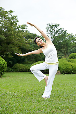 포토 JPG 주간 전신 나무 식물 우먼라이프 라이프스타일 여자 여유 포즈 몸매관리 요가 휴식 한국 건강 한명 서기 웃음 사람 동양인 잔디 성인 야외 운동복 운동 제주도 손들기 건강관리 스트레칭 한국인 요가자세 풀 상쾌 여자만 여자한명만 성인여자만 성인만 국내포토 자연요소 1 웰빙 옷 감정 아시아 컨셉 다이어트 모션 표정 관리 인종 생활 파일형식