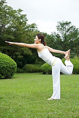 포토 JPG 주간 전신 나무 식물 우먼라이프 라이프스타일 여자 여유 포즈 몸매관리 요가 휴식 한국 건강 한명 서기 사람 동양인 잔디 성인 야외 옆모습 운동복 운동 제주도 건강관리 스트레칭 한국인 요가자세 풀 상쾌 여자만 여자한명만 성인여자만 성인만 국내포토 자연요소 1 웰빙 옷 감정 아시아 뷰포인트 컨셉 다이어트 모션 관리 인종 생활 파일형식