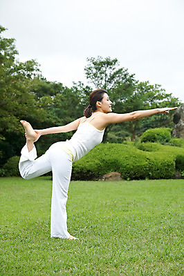 포토 JPG 주간 전신 나무 식물 우먼라이프 라이프스타일 여자 여유 포즈 몸매관리 요가 휴식 한국 건강 한명 서기 사람 동양인 잔디 성인 야외 옆모습 운동복 운동 제주도 건강관리 스트레칭 한국인 요가자세 풀 상쾌 여자만 여자한명만 성인여자만 성인만 국내포토 자연요소 1 웰빙 옷 감정 아시아 뷰포인트 컨셉 다이어트 모션 관리 인종 생활 파일형식