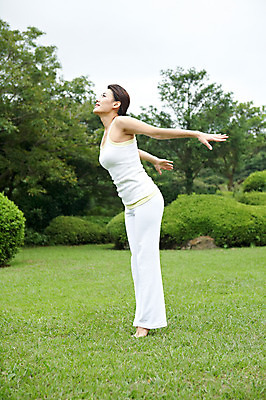 포토 JPG 주간 전신 나무 식물 우먼라이프 라이프스타일 여자 여유 포즈 몸매관리 요가 휴식 한국 건강 한명 서기 사람 동양인 잔디 성인 야외 옆모습 운동복 운동 제주도 건강관리 스트레칭 한국인 요가자세 풀 상쾌 여자만 여자한명만 성인여자만 성인만 국내포토 자연요소 1 웰빙 옷 감정 아시아 뷰포인트 컨셉 다이어트 모션 관리 인종 생활 파일형식