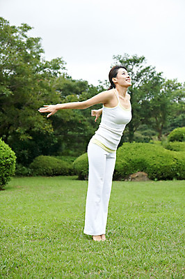 포토 JPG 주간 전신 나무 식물 우먼라이프 라이프스타일 여자 여유 포즈 몸매관리 요가 휴식 한국 건강 한명 서기 사람 동양인 잔디 성인 야외 옆모습 운동복 운동 제주도 건강관리 스트레칭 한국인 요가자세 풀 상쾌 여자만 여자한명만 성인여자만 성인만 국내포토 자연요소 1 웰빙 옷 감정 아시아 뷰포인트 컨셉 다이어트 모션 관리 인종 생활 파일형식
