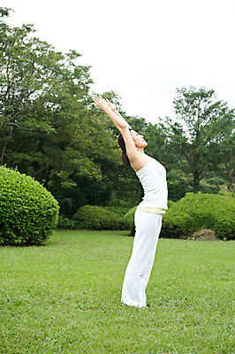 포토 JPG 주간 전신 나무 식물 우먼라이프 라이프스타일 여자 여유 포즈 몸매관리 요가 휴식 한국 건강 한명 서기 사람 동양인 잔디 성인 야외 옆모습 운동복 운동 제주도 손들기 건강관리 스트레칭 한국인 요가자세 풀 상쾌 여자만 여자한명만 성인여자만 성인만 국내포토 자연요소 1 웰빙 옷 감정 아시아 뷰포인트 컨셉 다이어트 모션 관리 인종 생활 파일형식