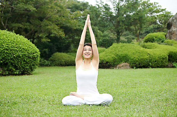 포토 JPG 주간 전신 나무 식물 우먼라이프 라이프스타일 여자 여유 포즈 몸매관리 요가 휴식 한국 건강 한명 웃음 사람 앉기 동양인 잔디 성인 야외 운동복 운동 제주도 손들기 건강관리 스트레칭 한국인 요가자세 풀 상쾌 여자만 여자한명만 성인여자만 성인만 국내포토 자연요소 1 웰빙 옷 감정 아시아 컨셉 다이어트 모션 표정 관리 인종 생활 파일형식