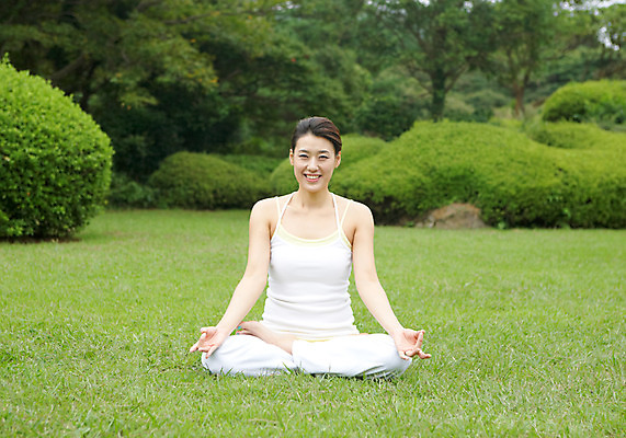 포토 JPG 주간 전신 나무 식물 우먼라이프 라이프스타일 여자 여유 포즈 몸매관리 요가 휴식 한국 건강 한명 웃음 사람 앉기 동양인 손짓 잔디 성인 야외 운동복 운동 제주도 건강관리 스트레칭 한국인 요가자세 풀 명상 상쾌 여자만 여자한명만 성인여자만 성인만 국내포토 자연요소 1 웰빙 옷 감정 아시아 컨셉 다이어트 모션 표정 관리 인종 생활 파일형식