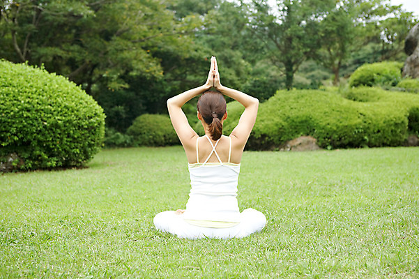포토 JPG 주간 나무 식물 우먼라이프 라이프스타일 여자 여유 포즈 몸매관리 요가 휴식 한국 건강 한명 사람 앉기 동양인 잔디 상반신 성인 야외 뒷모습 운동복 운동 제주도 손들기 건강관리 스트레칭 한국인 요가자세 풀 상쾌 여자만 여자한명만 성인여자만 성인만 국내포토 자연요소 1 웰빙 옷 감정 아시아 뷰포인트 컨셉 다이어트 모션 관리 인종 생활 파일형식