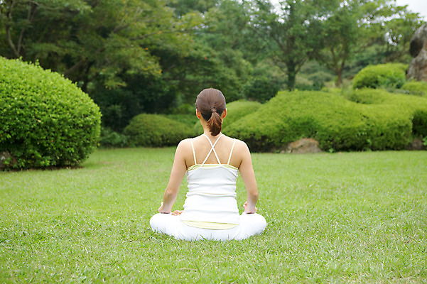 포토 JPG 주간 나무 식물 우먼라이프 라이프스타일 여자 여유 포즈 몸매관리 요가 휴식 한국 건강 한명 사람 동양인 잔디 상반신 성인 야외 뒷모습 운동복 운동 제주도 건강관리 스트레칭 한국인 요가자세 풀 명상 상쾌 여자만 여자한명만 성인여자만 성인만 국내포토 자연요소 1 웰빙 옷 감정 아시아 뷰포인트 컨셉 다이어트 관리 인종 생활 파일형식