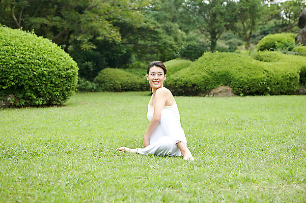 포토 JPG 주간 전신 나무 식물 우먼라이프 라이프스타일 여자 여유 포즈 몸매관리 요가 휴식 한국 건강 한명 웃음 사람 앉기 동양인 잔디 성인 야외 운동복 운동 제주도 건강관리 스트레칭 한국인 요가자세 풀 상쾌 여자만 여자한명만 성인여자만 성인만 국내포토 자연요소 1 웰빙 옷 감정 아시아 컨셉 다이어트 모션 표정 관리 인종 생활 파일형식