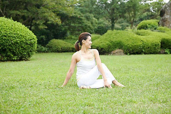 포토 JPG 주간 전신 나무 식물 우먼라이프 라이프스타일 여자 여유 포즈 몸매관리 요가 휴식 한국 건강 한명 웃음 사람 앉기 동양인 잔디 성인 야외 옆모습 운동복 운동 제주도 건강관리 스트레칭 한국인 요가자세 풀 상쾌 여자만 여자한명만 성인여자만 성인만 국내포토 자연요소 1 웰빙 옷 감정 아시아 뷰포인트 컨셉 다이어트 모션 표정 관리 인종 생활 파일형식