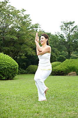 포토 JPG 주간 전신 나무 식물 우먼라이프 라이프스타일 여자 여유 포즈 몸매관리 요가 휴식 한국 건강 한명 서기 웃음 사람 동양인 잔디 성인 야외 운동복 운동 제주도 손들기 건강관리 스트레칭 한국인 요가자세 풀 상쾌 여자만 여자한명만 성인여자만 성인만 국내포토 자연요소 1 웰빙 옷 감정 아시아 컨셉 다이어트 모션 표정 관리 인종 생활 파일형식