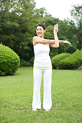 포토 JPG 주간 전신 나무 식물 우먼라이프 라이프스타일 여자 여유 포즈 몸매관리 요가 휴식 한국 건강 한명 서기 웃음 사람 동양인 잔디 성인 야외 운동복 운동 제주도 손들기 건강관리 스트레칭 한국인 요가자세 풀 상쾌 여자만 여자한명만 성인여자만 성인만 국내포토 자연요소 1 웰빙 옷 감정 아시아 컨셉 다이어트 모션 표정 관리 인종 생활 파일형식