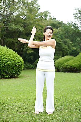 포토 JPG 주간 전신 나무 식물 우먼라이프 라이프스타일 여자 여유 포즈 몸매관리 요가 휴식 한국 건강 한명 서기 웃음 사람 동양인 잔디 성인 야외 운동복 운동 제주도 손들기 건강관리 스트레칭 한국인 요가자세 풀 상쾌 여자만 여자한명만 성인여자만 성인만 국내포토 자연요소 1 웰빙 옷 감정 아시아 컨셉 다이어트 모션 표정 관리 인종 생활 파일형식