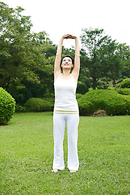 포토 JPG 주간 전신 나무 식물 우먼라이프 라이프스타일 여자 여유 포즈 몸매관리 요가 휴식 한국 건강 한명 서기 웃음 사람 동양인 잔디 성인 야외 운동복 운동 제주도 손들기 건강관리 스트레칭 한국인 요가자세 올려보기 풀 상쾌 여자만 여자한명만 성인여자만 성인만 국내포토 자연요소 1 웰빙 옷 감정 아시아 컨셉 다이어트 모션 표정 관리 인종 생활 파일형식