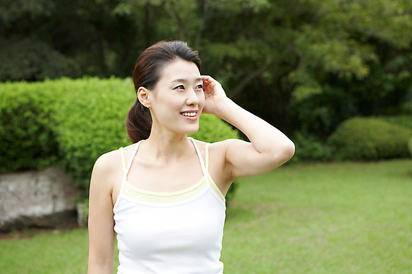 포토 JPG 주간 나무 식물 우먼라이프 라이프스타일 여자 여유 포즈 휴식 한국 건강 한명 서기 웃음 사람 동양인 잔디 상반신 성인 야외 운동복 제주도 손들기 건강관리 산책 한국인 풀 상쾌 여자만 여자한명만 성인여자만 성인만 국내포토 자연요소 1 옷 감정 아시아 컨셉 모션 표정 관리 인종 생활 파일형식