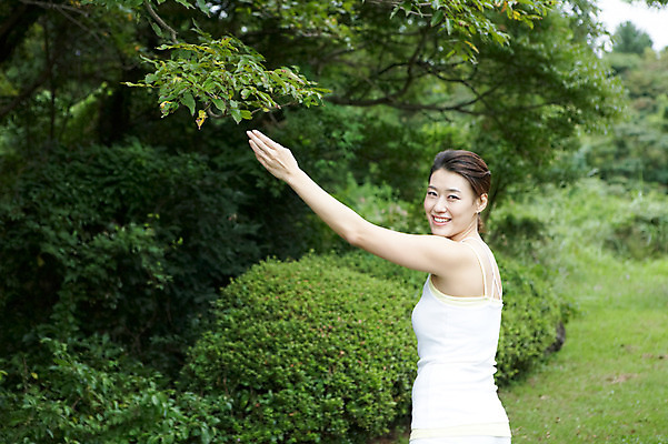 포토 JPG 주간 나무 식물 우먼라이프 라이프스타일 여자 여유 포즈 휴식 한국 한명 서기 웃음 사람 동양인 잔디 상반신 성인 야외 운동복 제주도 산책 한국인 가리킴 풀 상쾌 여자만 여자한명만 성인여자만 성인만 국내포토 자연요소 1 옷 감정 아시아 컨셉 모션 표정 인종 손짓 생활 파일형식