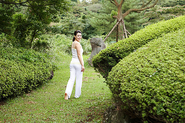 포토 JPG 주간 전신 나무 식물 우먼라이프 라이프스타일 여자 여유 포즈 휴식 한국 건강 한명 서기 웃음 사람 동양인 잔디 성인 야외 뒷모습 운동복 제주도 건강관리 산책 한국인 풀 상쾌 여자만 여자한명만 성인여자만 성인만 국내포토 자연요소 1 옷 감정 아시아 뷰포인트 컨셉 모션 표정 관리 인종 생활 파일형식