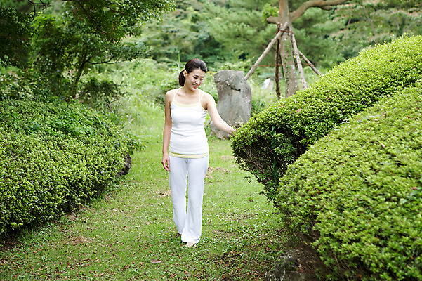 포토 JPG 주간 전신 나무 식물 우먼라이프 라이프스타일 여자 여유 포즈 휴식 한국 건강 한명 서기 웃음 사람 동양인 잔디 성인 야외 운동복 제주도 건강관리 산책 한국인 풀 상쾌 여자만 여자한명만 성인여자만 성인만 국내포토 자연요소 1 옷 감정 아시아 컨셉 모션 표정 관리 인종 생활 파일형식