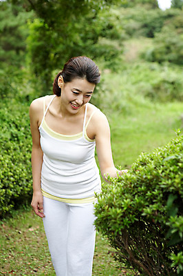 포토 JPG 주간 나무 식물 우먼라이프 라이프스타일 응시 여자 여유 포즈 휴식 한국 건강 한명 서기 웃음 사람 동양인 잔디 상반신 성인 야외 운동복 제주도 건강관리 산책 한국인 풀 상쾌 여자만 여자한명만 성인여자만 성인만 국내포토 자연요소 1 시선 옷 감정 아시아 컨셉 모션 표정 관리 인종 생활 파일형식