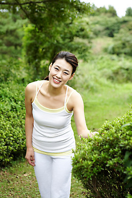포토 JPG 주간 나무 식물 우먼라이프 라이프스타일 여자 여유 포즈 휴식 한국 건강 한명 서기 웃음 사람 동양인 잔디 상반신 성인 야외 운동복 제주도 건강관리 산책 한국인 풀 상쾌 여자만 여자한명만 성인여자만 성인만 국내포토 자연요소 1 옷 감정 아시아 컨셉 모션 표정 관리 인종 생활 파일형식
