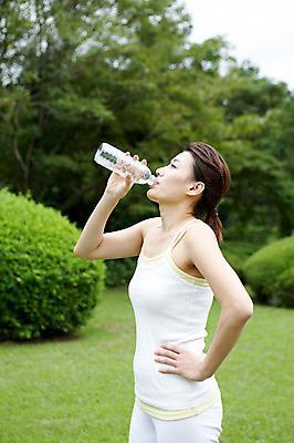 포토 JPG 주간 나무 식물 우먼라이프 라이프스타일 여자 여유 요가 휴식 한국 건강 한명 서기 들기 사람 동양인 근접촬영 잔디 상반신 성인 야외 옆모습 아웃포커스 물 운동복 운동 제주도 건강관리 한국인 풀 물병 상쾌 여자만 여자한명만 성인여자만 성인만 국내포토 자연요소 1 웰빙 옷 감정 아시아 뷰포인트 컨셉 모션 촬영기법 관리 인종 생활 물통 파일형식
