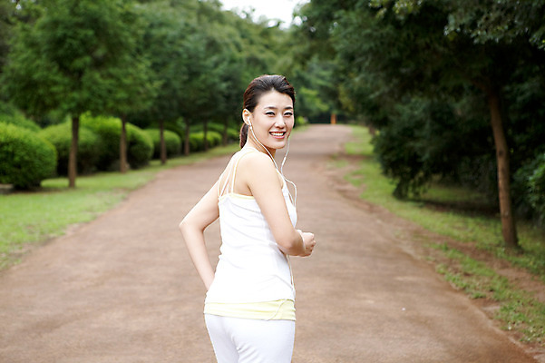 포토 JPG 주간 나무 식물 우먼라이프 라이프스타일 여자 여유 이어폰 휴식 한국 건강 한명 서기 웃음 사람 동양인 근접촬영 잔디 상반신 성인 야외 뒷모습 아웃포커스 운동복 달리기 운동 제주도 건강관리 한국인 풀 상쾌 여자만 여자한명만 성인여자만 성인만 국내포토 자연요소 1 옷 감정 아시아 뷰포인트 음향기기 컨셉 모션 촬영기법 표정 관리 인종 생활 파일형식