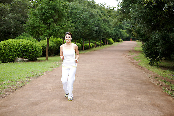 포토 JPG 주간 전신 나무 식물 우먼라이프 라이프스타일 여자 여유 이어폰 휴식 한국 건강 한명 서기 웃음 사람 동양인 잔디 성인 야외 운동복 달리기 운동 제주도 건강관리 한국인 풀 상쾌 여자만 여자한명만 성인여자만 성인만 국내포토 자연요소 1 옷 감정 아시아 음향기기 컨셉 모션 표정 관리 인종 생활 파일형식