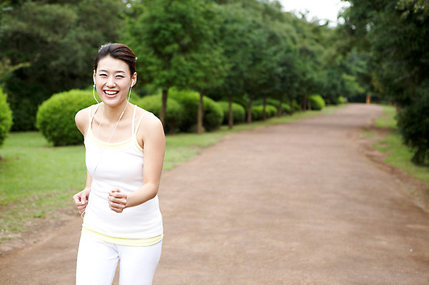 포토 JPG 주간 나무 식물 우먼라이프 라이프스타일 여자 여유 이어폰 휴식 한국 건강 한명 서기 웃음 사람 동양인 근접촬영 잔디 상반신 성인 야외 아웃포커스 운동복 달리기 운동 제주도 건강관리 한국인 풀 상쾌 여자만 여자한명만 성인여자만 성인만 국내포토 자연요소 1 옷 감정 아시아 뷰포인트 음향기기 컨셉 모션 촬영기법 표정 관리 인종 생활 파일형식