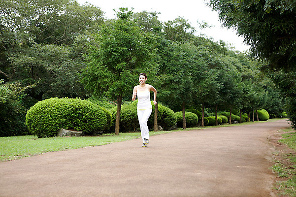 포토 JPG 주간 전신 나무 식물 우먼라이프 라이프스타일 여자 여유 이어폰 휴식 한국 건강 한명 서기 웃음 사람 동양인 잔디 성인 야외 운동복 달리기 운동 제주도 건강관리 한국인 풀 상쾌 여자만 여자한명만 성인여자만 성인만 국내포토 자연요소 1 옷 감정 아시아 음향기기 컨셉 모션 표정 관리 인종 생활 파일형식