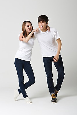 포토 JPG 스튜디오촬영 전신 학생 커플 여자 남자 대학생 장난 모션 어깨동무 함께함 실내 사랑 서기 웃음 사람 동양인 손짓 20대 성인 두명 앞모습 캐주얼 다정 한국인 신학기 신입생 커플룩 청년만 성인만 국내포토 옷 감정 뷰포인트 포즈 컨셉 관계 표정 인종 청년 내부 파일형식